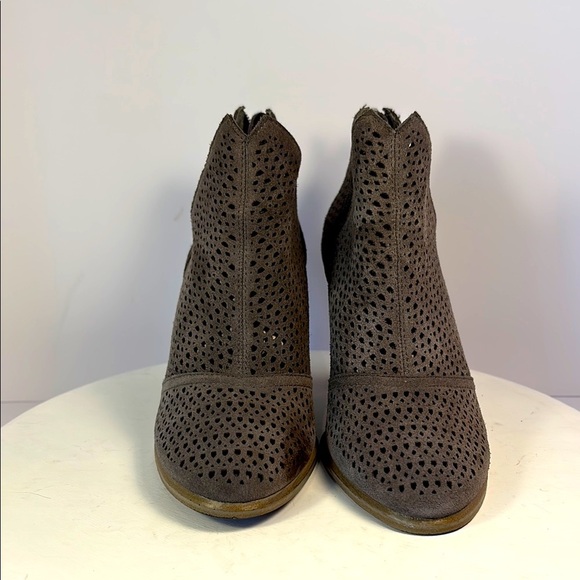 Vince Camuto perforated Suede Leather Bootie Sz 6.5 - Picture 1 of 7